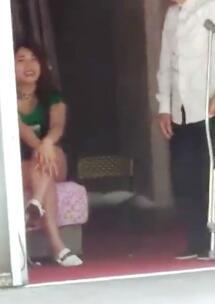 国产嫖老女人视频播放,揭秘网络色情传播的阴暗面-第3张图片-中文字幕人妻一区